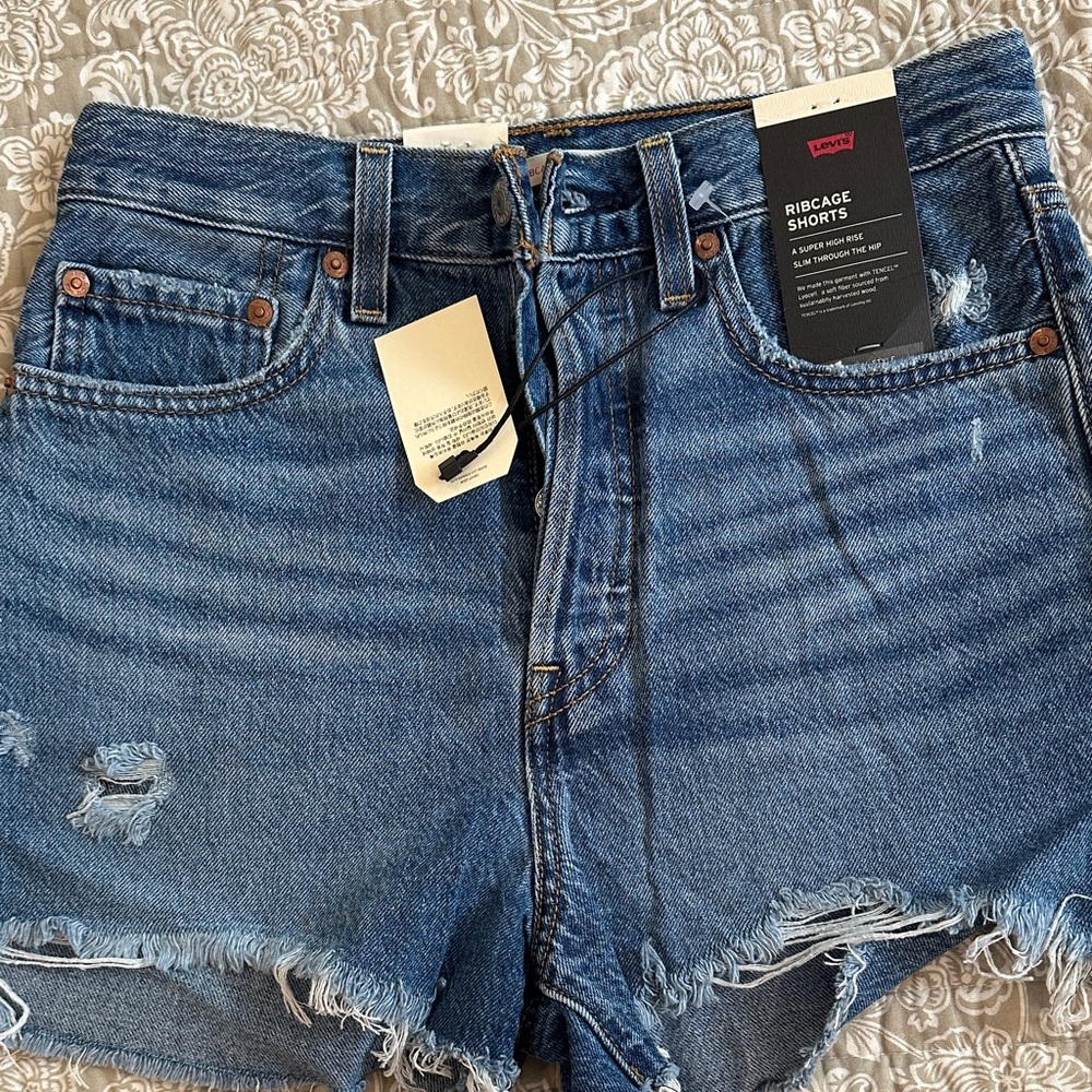 Levi’s Ribcage Shorts . Size 27. NWT $27